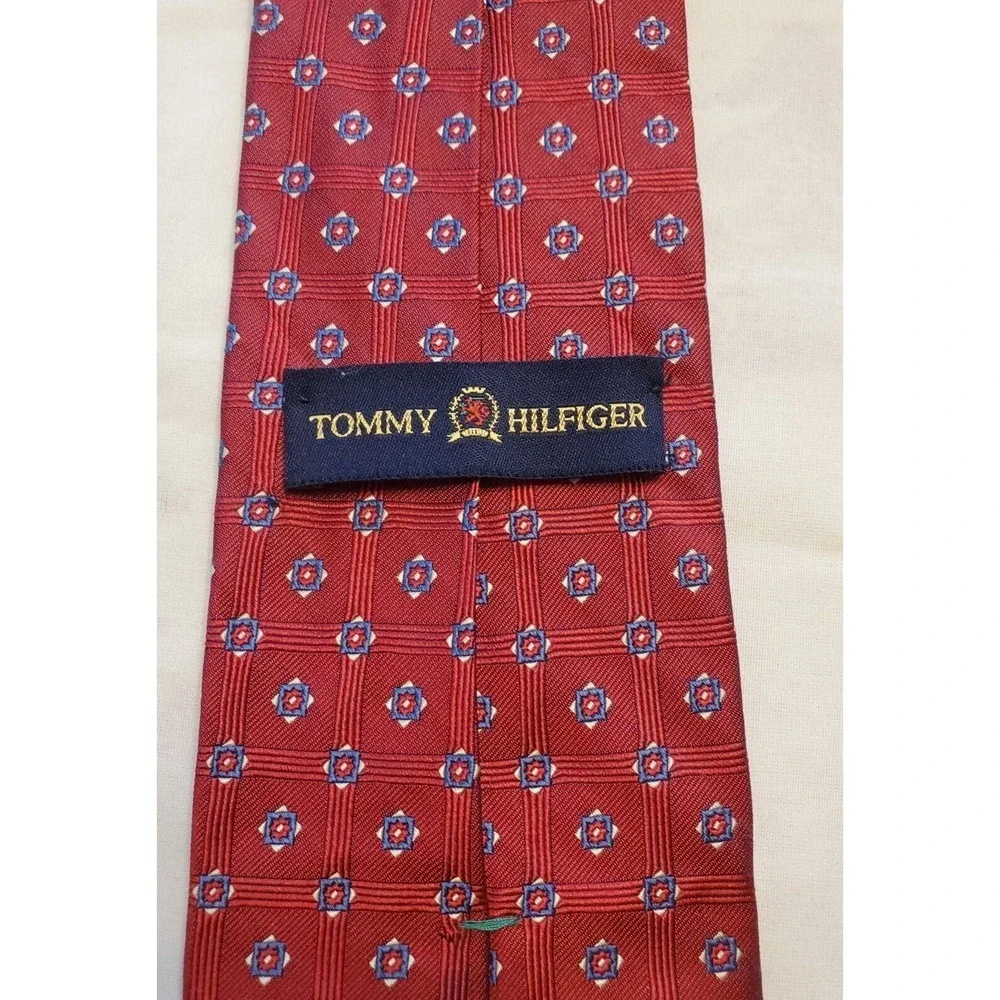 Tommy Hilfiger Necktie Red Patterned 100 Percent Silk 59x3.5